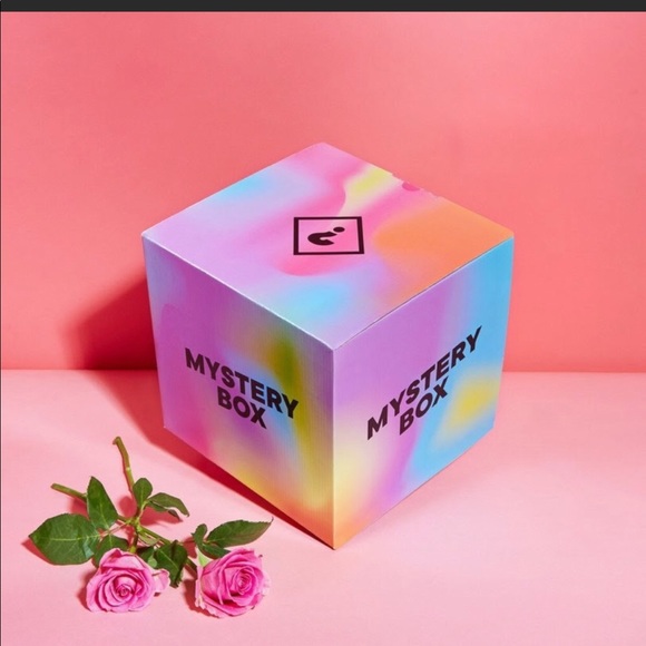 🎁WOMEN’s MYSTERY BOX 🎁WOMEN SIZES S/M/L🎉😍 - Picture 2 of 2